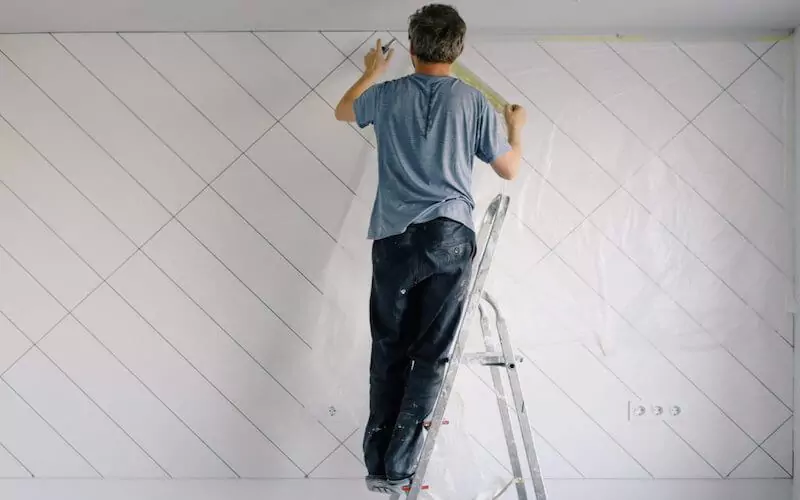 handyman-painting-wall